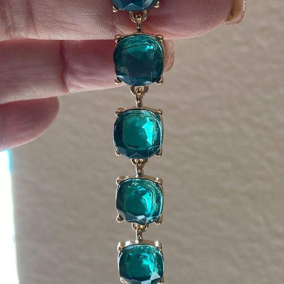 NWOT- FABULOUS EMERALD STYLE DROP EARRINGS - Picture 4 of 9